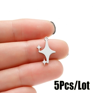 Détail macro de pendentifs étoiles en acier inoxydable argenté pour création bijoux