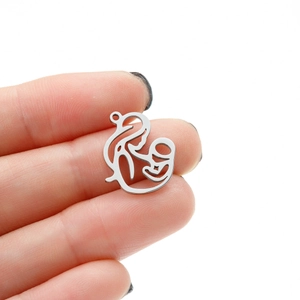 Pendentif évidé mère et bébé en acier inoxydable poli présenté pour l'échelle de taille
