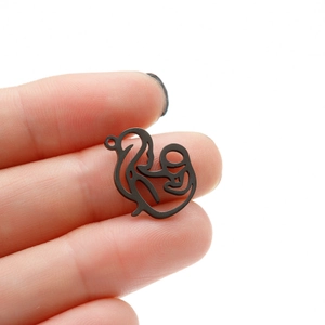 Gros plan du pendentif noir en acier inoxydable maman et enfant tenu par la main