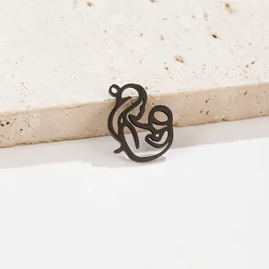 Détail du pendentif noir évidé mère et enfant en acier inoxydable pour bijoux DIY