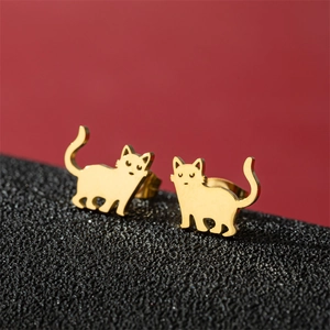 Boucles d'oreilles chat doré asymétriques au design minimaliste mignon pour femme