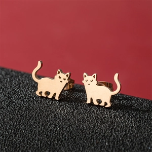 Boucles d'oreilles chat ajourées dorées en acier inoxydable sur fond rouge et noir