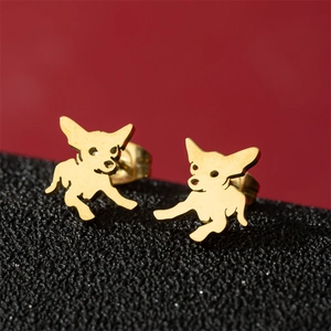 Boucles d'oreilles minimalistes dorées en forme de Chihuahua sur fond rouge foncé