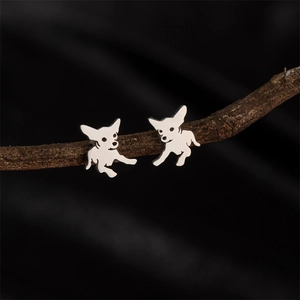 Boucles d'oreilles Chihuahua minimalistes en acier inoxydable sur une branche