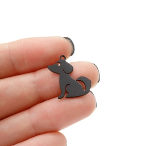 Gros plan du pendentif chiot en acier inoxydable noir avec design évidé pour bijoux