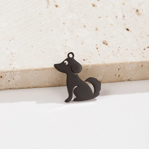Détail d'un pendentif chien en acier inoxydable noir mat sur socle en pierre