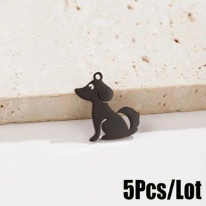 Détail de cinq breloques chien en acier inoxydable pour création de bijoux DIY