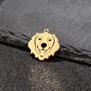 Détail macro d'un pendentif chien Golden Retriever ajouré en acier inoxydable poli