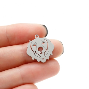 Détail d'un pendentif chien Golden Retriever ajouré en acier inoxydable poli
