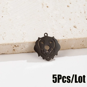 Macro de 5 pendentifs chien évidés en noir mat sur une surface en pierre claire