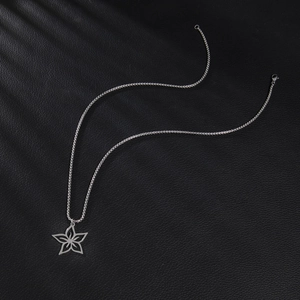 Collier avec pendentif fleur évidée en acier inoxydable sur fond de cuir noir texturé