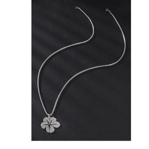 Silberne Edelstahl-Blumen-Halskette mit gedrehter Kette auf schwarzem Lederhintergrund