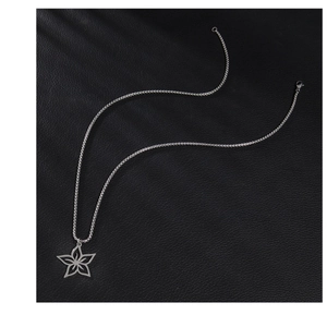 Pendentif fleur évidé en argent avec chaîne serpent sur fond de cuir noir