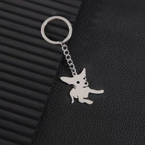 Porte-clés silhouette Chihuahua en acier inoxydable poli sur cuir noir avec grand anneau