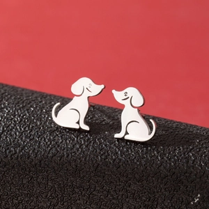 Nahaufnahme polierter Hunde-Ohrstecker aus Silber auf schwarzem Display