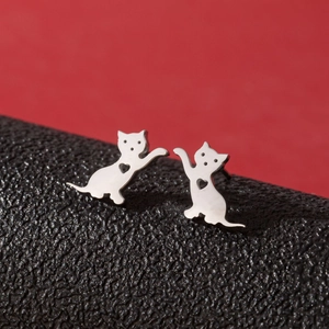 Boucles d'oreilles chat en acier poli avec coeur ajouré sur fond rouge vif