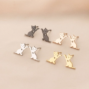 Boucles d'oreilles silhouette de chat minimalistes avec découpes en cœur en quatre tons