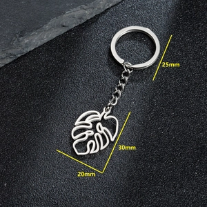 Zilveren roestvrijstalen monstera blad sleutelhanger met maten van 30x20mm