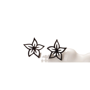 Orecchini a perno floreali minimalisti argento e nero su supporto bianco moderno