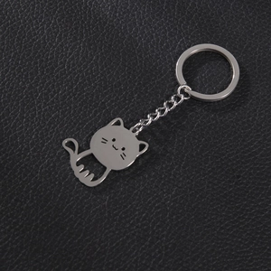 Porte-clés chat évidé minimaliste en métal argenté avec gravure sur fond de cuir noir