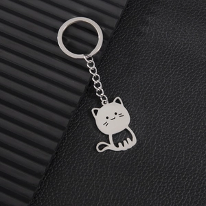 Porte-clés chat évidé minimaliste en acier inoxydable durable avec une finition métallique