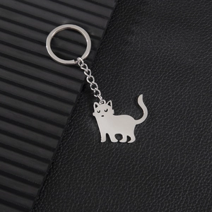 Porte-clés en métal argenté poli avec pendentif chat minimaliste sur cuir noir texturé