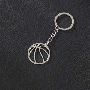 Porte-clés avec pendentif basket en acier inoxydable poli sur cuir noir