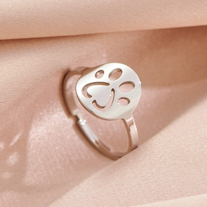 Bague ouverte minimaliste avec découpe patte de chat sur soie rose douce