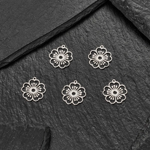 Set mit fünf hohlen Blumenanhängern aus Edelstahl für die DIY-Schmuckherstellung
