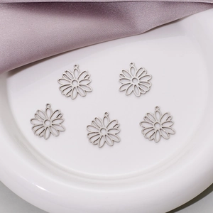 Cinq pendentifs marguerites évidés en acier argenté poli pour la création de bijoux