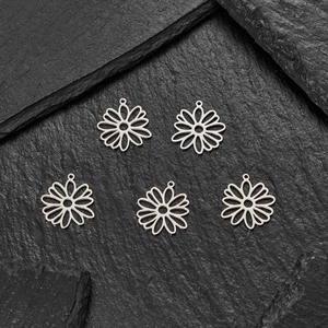 Pendentifs marguerites en acier inoxydable pour création de bijoux sur fond de pierre