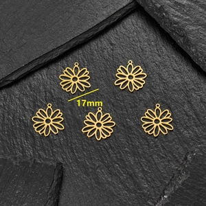 Cinq pendentifs marguerites dorés de 17mm avec pétales ajourés sur fond d'ardoise