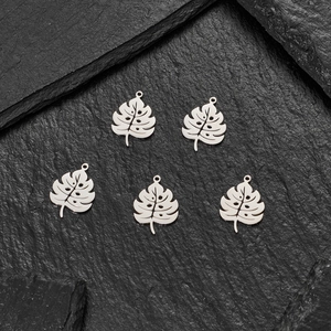 5 pendentifs feuilles de monstera creuses en acier inoxydable pour bijoux sur pierre