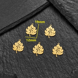 5 pendentifs feuilles de palmier évidées en acier doré de dimensions 19mm par 12mm