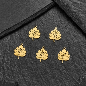 Lot de 5 pendentifs feuilles de monstera dorées en acier inoxydable au fini brossé