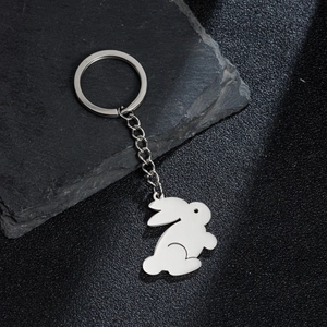 Vue détaillée d'un porte-clés lapin minimaliste en argent fabriqué en acier inoxydable