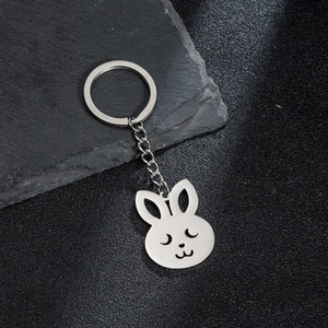 Porte-clés pendentif lapin en acier inoxydable poli argent sur fond sombre