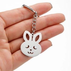 Vue détaillée d'un porte-clés lapin mignon avec une surface métallique polie miroir