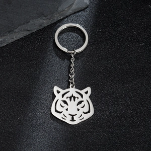 Porte-clés pendentif tigre en acier inoxydable avec design évidé sur fond noir élégant