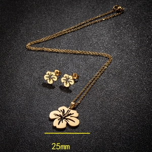 Parure de bijoux en acier doré avec collier et boucles d'oreilles fleurs ajourées de 25mm