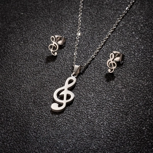 Parure de bijoux en acier poli avec collier et boucles d'oreilles clé de sol musicales