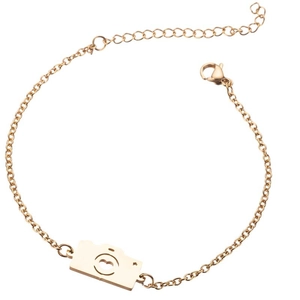 Détail du bracelet en or rose avec pendentif appareil photo, cœur évidé et fermoir mousqueton