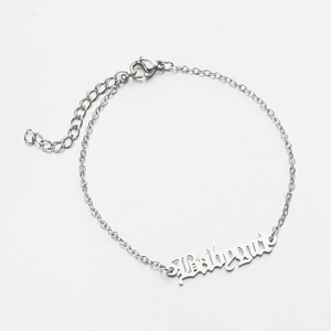 Modisches Wellenkettchen-Armband mit Babygirl-Namensschild im Gothic-Stil und Karabiner