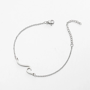 Nahaufnahme des minimalistischen Edelstahl-Wellenarmbands mit verstellbarem Karabinerverschluss