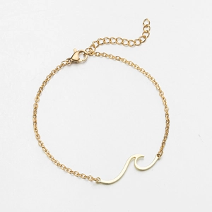 Detail eines Gold-Edelstahlarmbands mit Wellenanhänger, Karabinerverschluss und Kette
