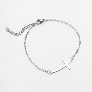 Dettaglio del bracciale in acciaio inossidabile argento con croce curva e chiusura a moschettone