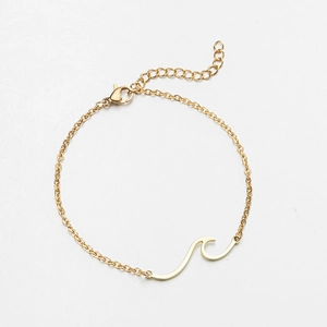 Detailansicht des goldenen Wellenarmbands mit Karabinerverschluss und Verlängerungskette