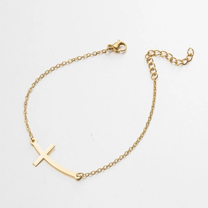 Dettaglio del bracciale con ciondolo a croce in acciaio inossidabile dorato e chiusura