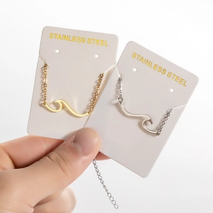 Minimalistische Wellen-Halskette aus Edelstahl in Gold und Silber Ausführung