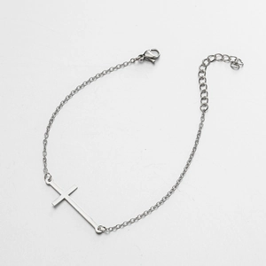 Bracelet chaîne minimaliste avec pendentif croix argentée et fermoir ajustable
